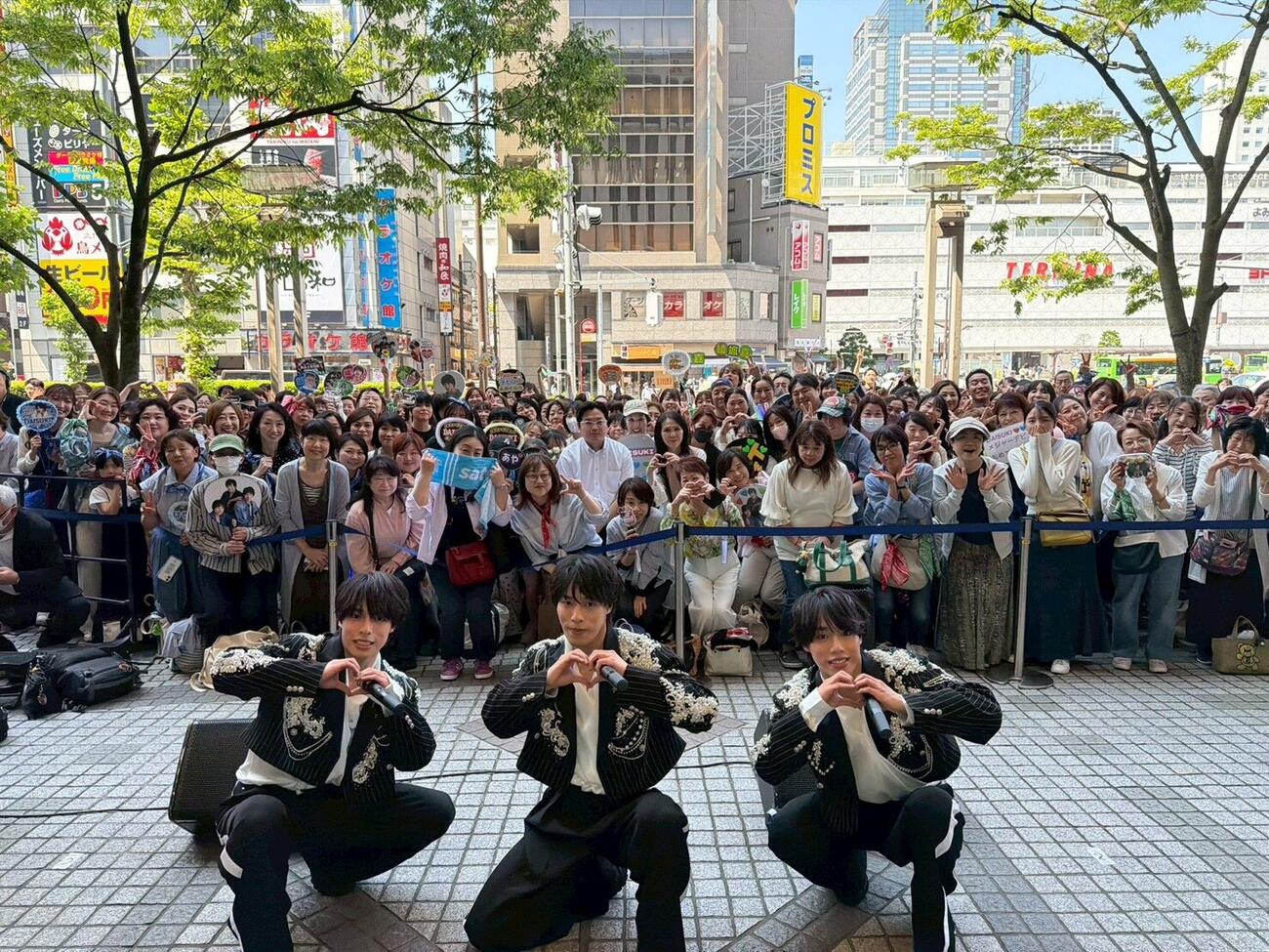 16日開催の初リリースイベントで「DAISUKI」を初披露した佐藤三兄弟