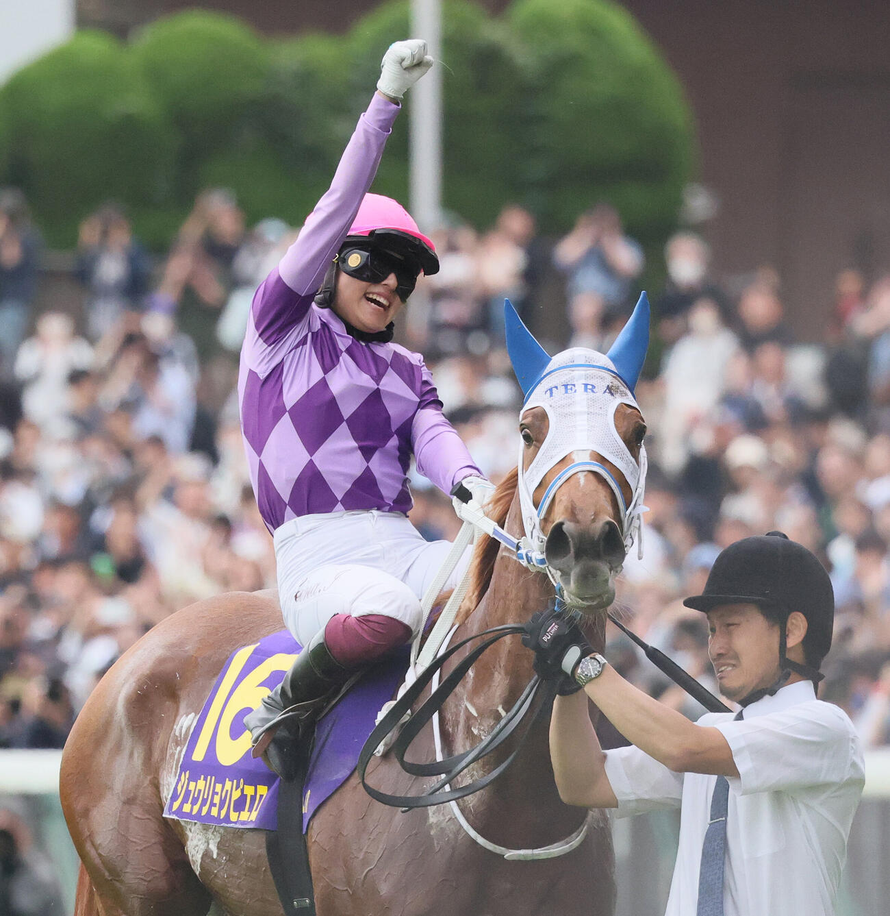 ジュウリョクピエロでオークスを制して歓喜する今村聖奈騎手（26年5月24日撮影撮影）