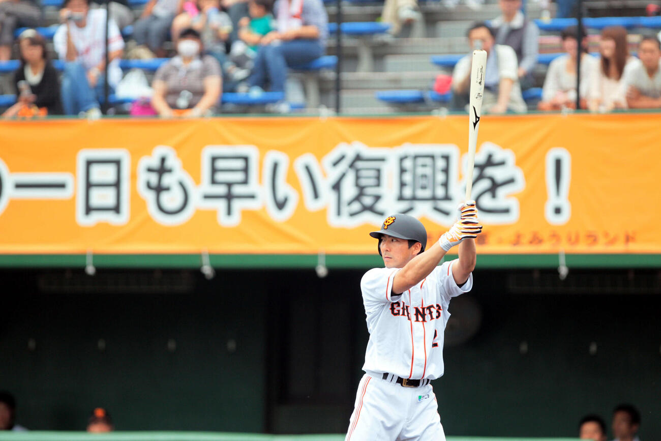 11年6月、打席に立つ巨人小笠原道大