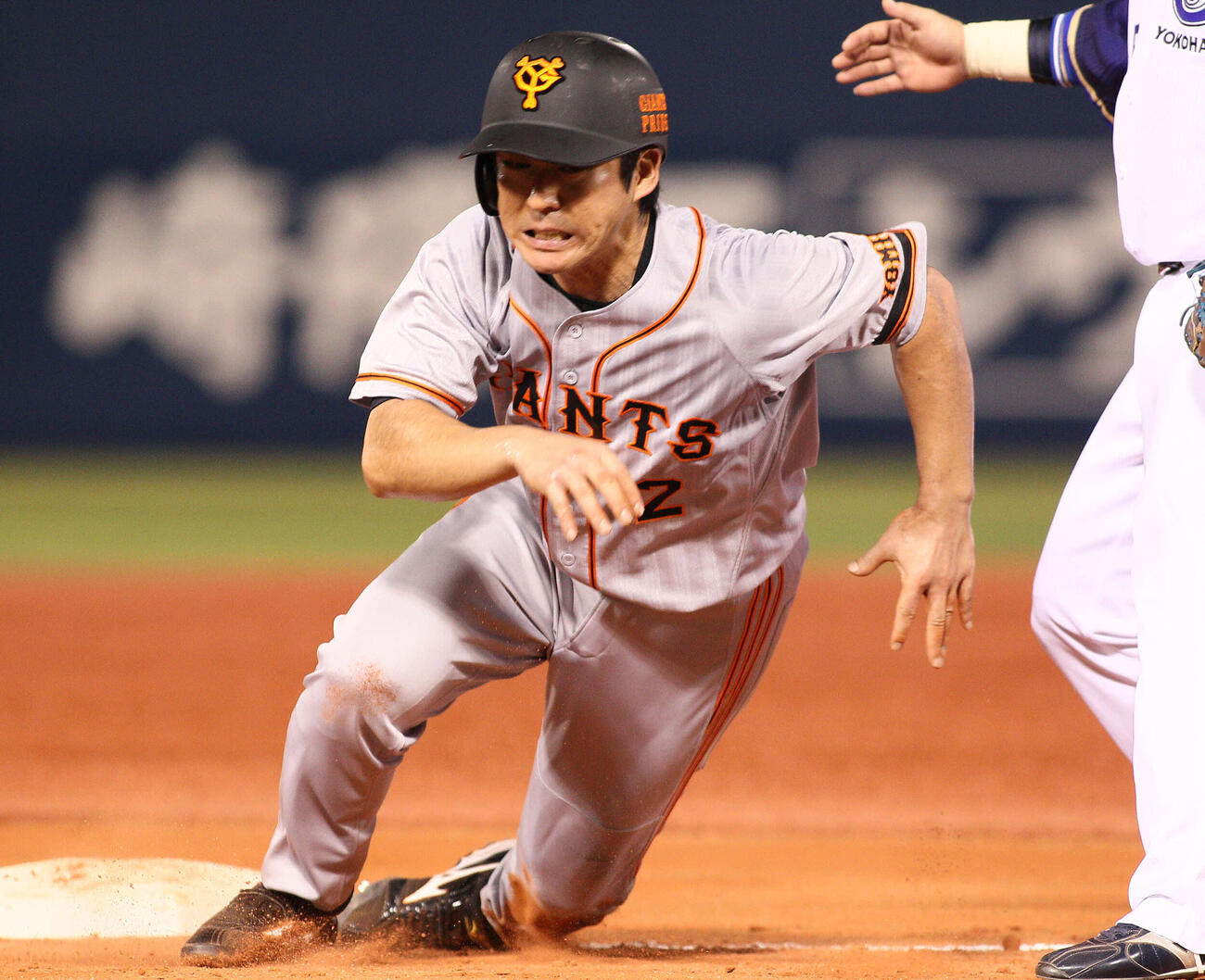 11年8月、巨人小笠原は横浜戦で本塁に向かって激走する