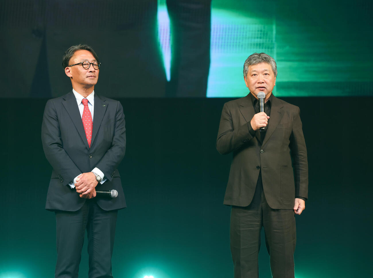 「ショートショート　フィルムフェスティバル＆アジア　2026」でTAKANAWA GATEWAY CITY AWARDを受賞し話をする是枝裕和監督。左はJR東日本喜勢陽一代表取締役社長（撮影・増田悦実）