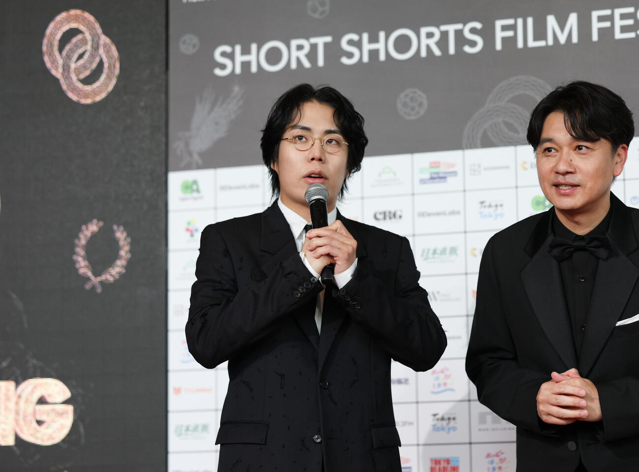 「ショートショート　フィルムフェスティバル＆アジア　2026」のレッドカーペットに登壇し話をする令和ロマンのくるま（撮影・増田悦実）