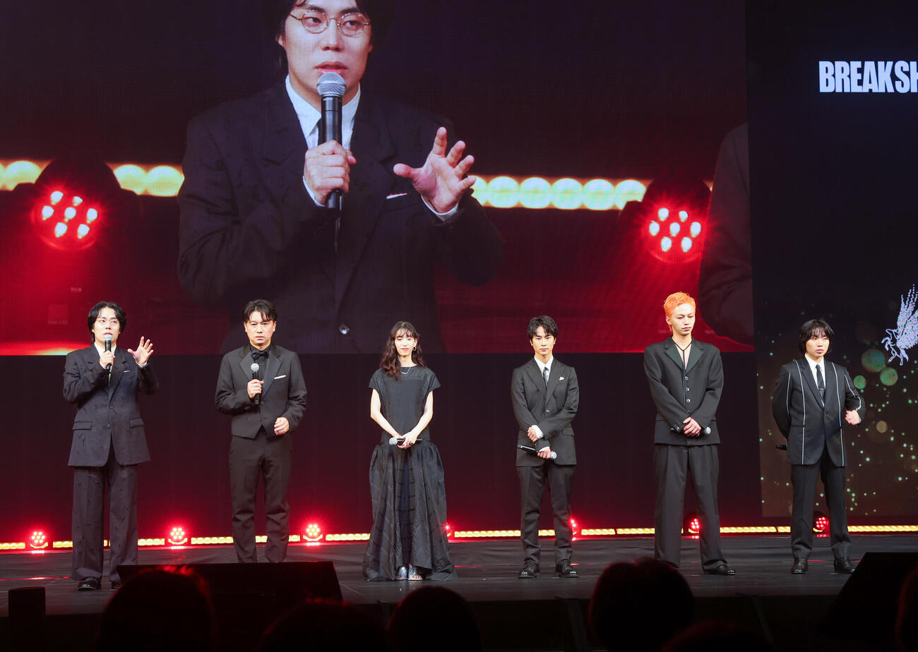 「ショートショート　フィルムフェスティバル＆アジア　2026」に登壇した左から令和ロマンのくるま、児玉智洋、森川葵、前田旺志郎、高橋侃、遠藤雄斗（撮影・増田悦実）