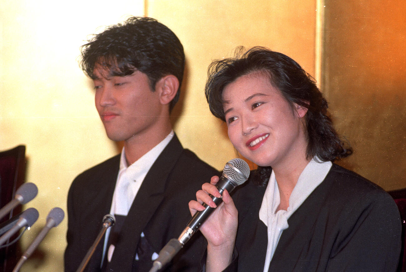 二人仲良く入籍したことを発表する薬丸裕英、石川秀美（1990年6月撮影）