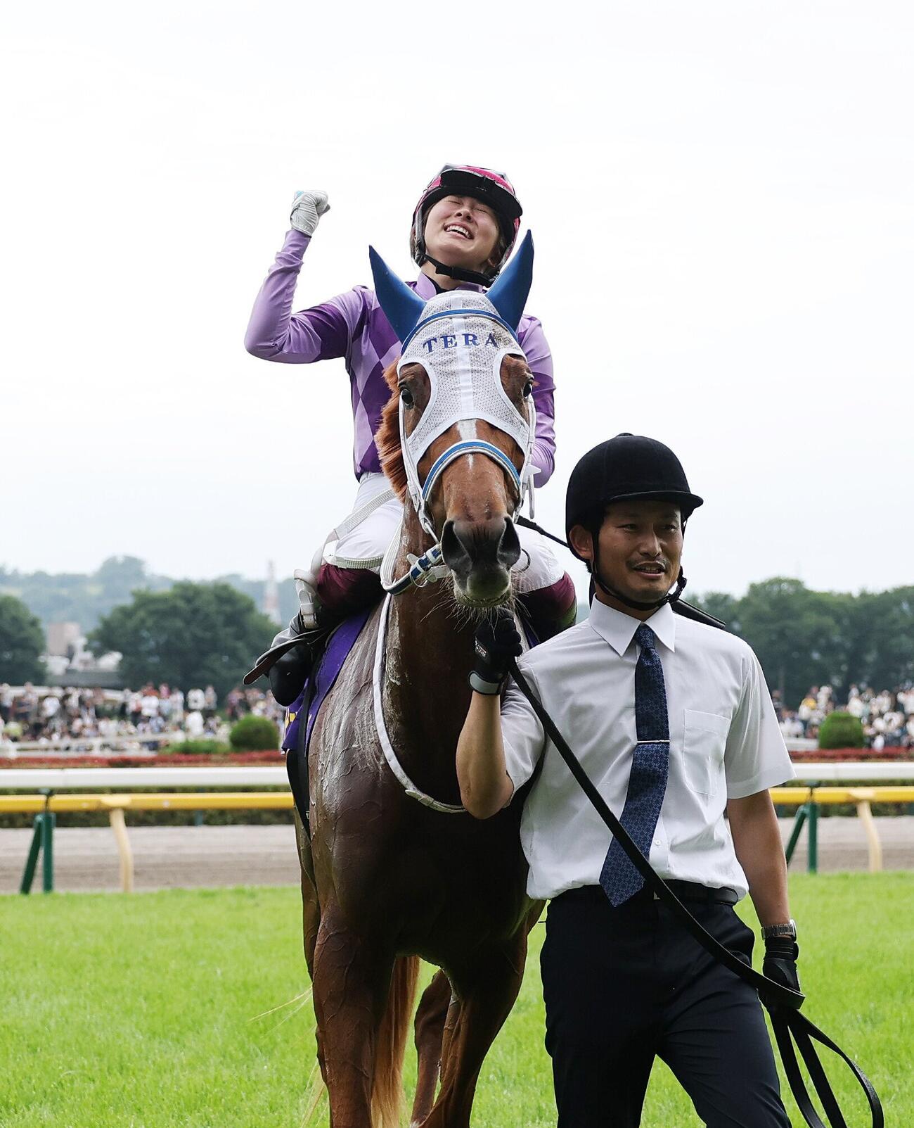 ジュウリョクピエロでオークスを制した今村聖奈騎手は万感の表情でガッツポーズ（26年5月24日撮影）