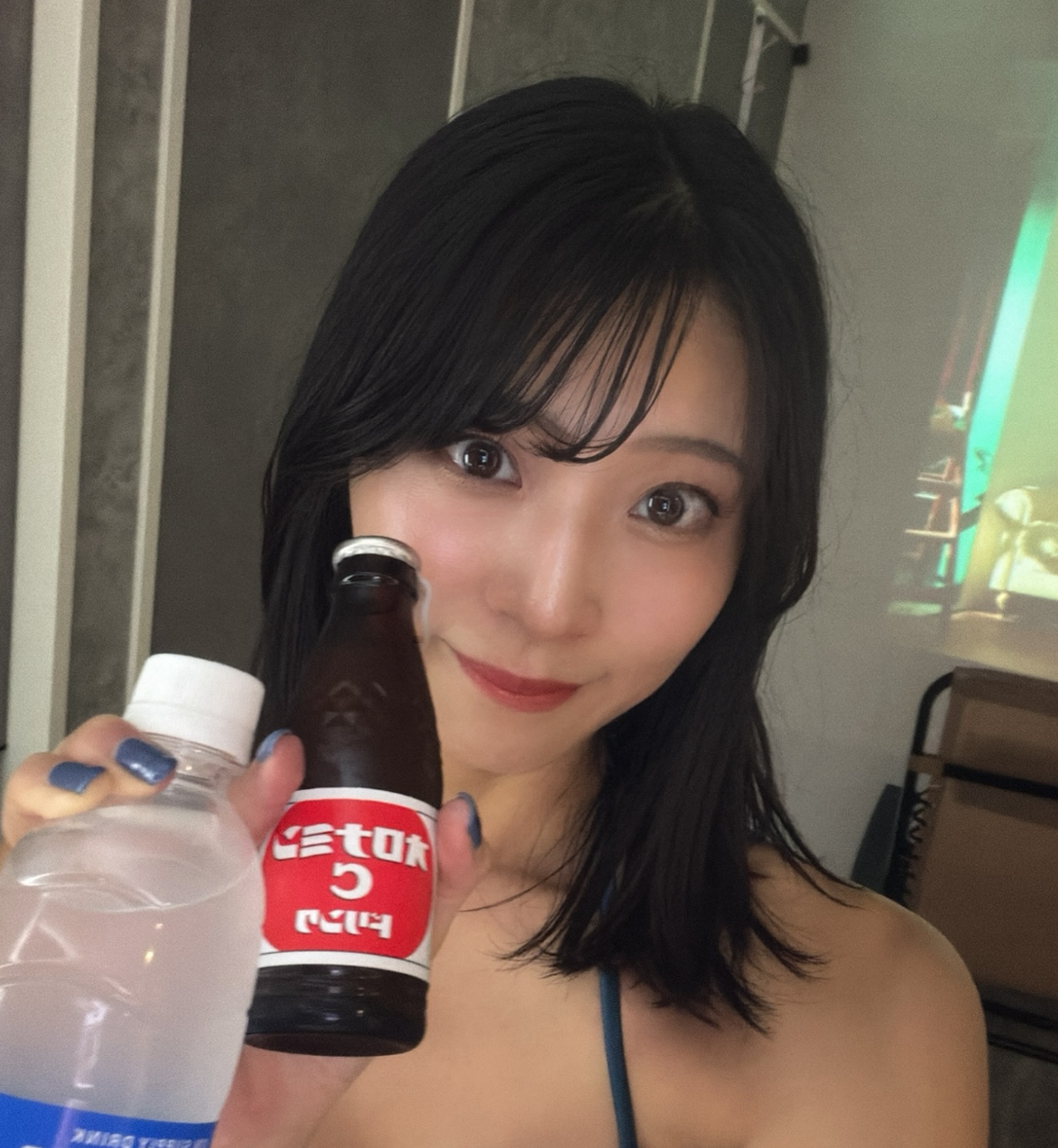 オロナミンCとポカリを持つ井上晴菜（井上晴菜のインスタグラムから）