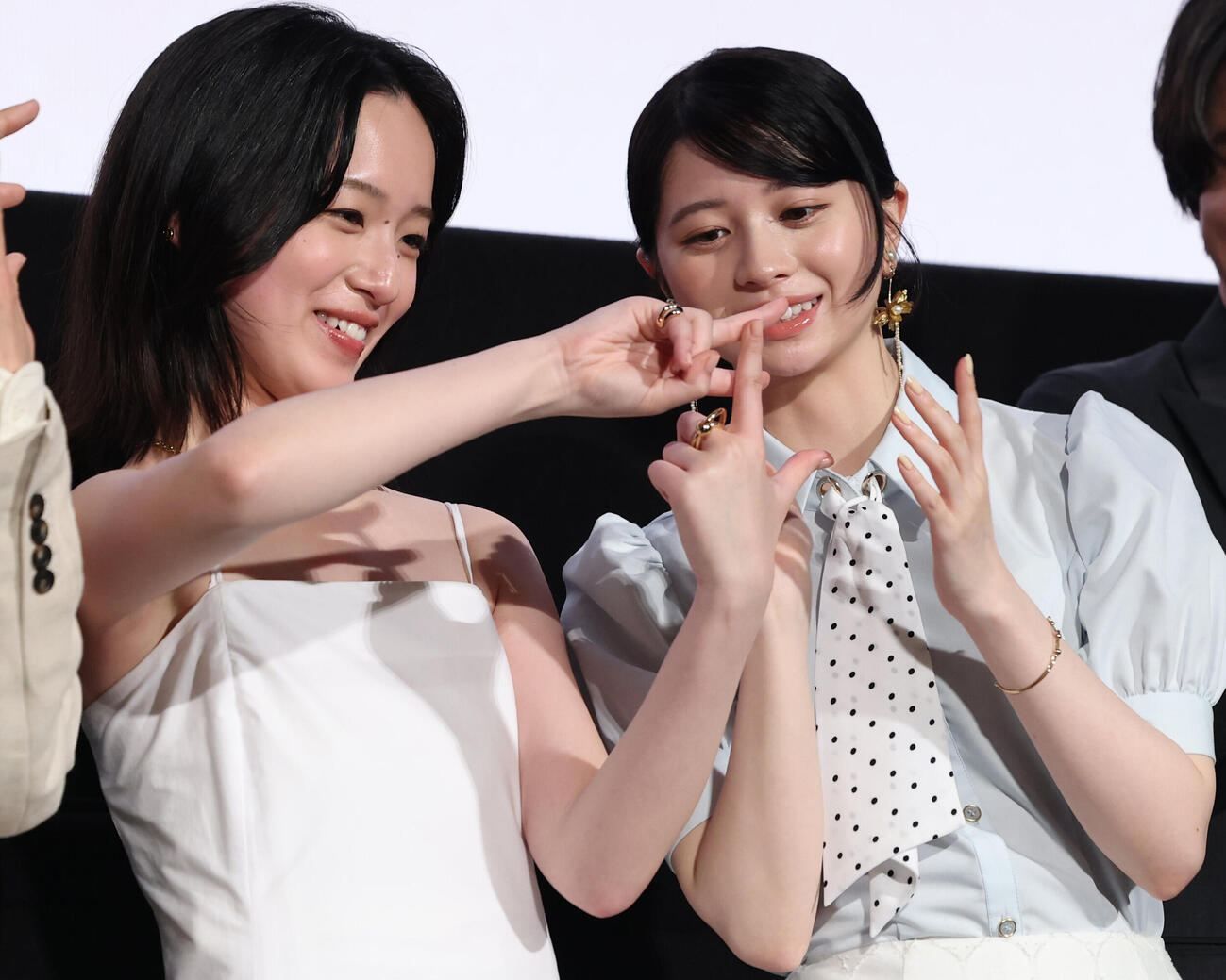 映画「モブ子の恋」公開直前イベントでモブ子ポーズを教えあう早瀬憩（左）と桜田ひより（撮影・野上伸悟）