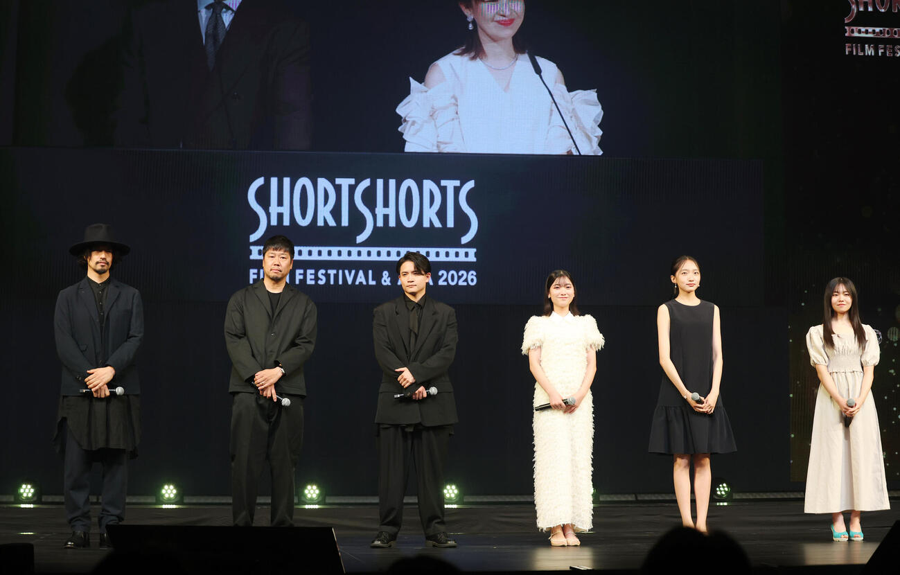 「ショートショート　フィルムフェスティバル＆アジア　2026」に登壇した左から斎藤工、小山巧監督、朝日奈寛、梨里花、大野嘉悦、一萬田心都（撮影・増田悦実）