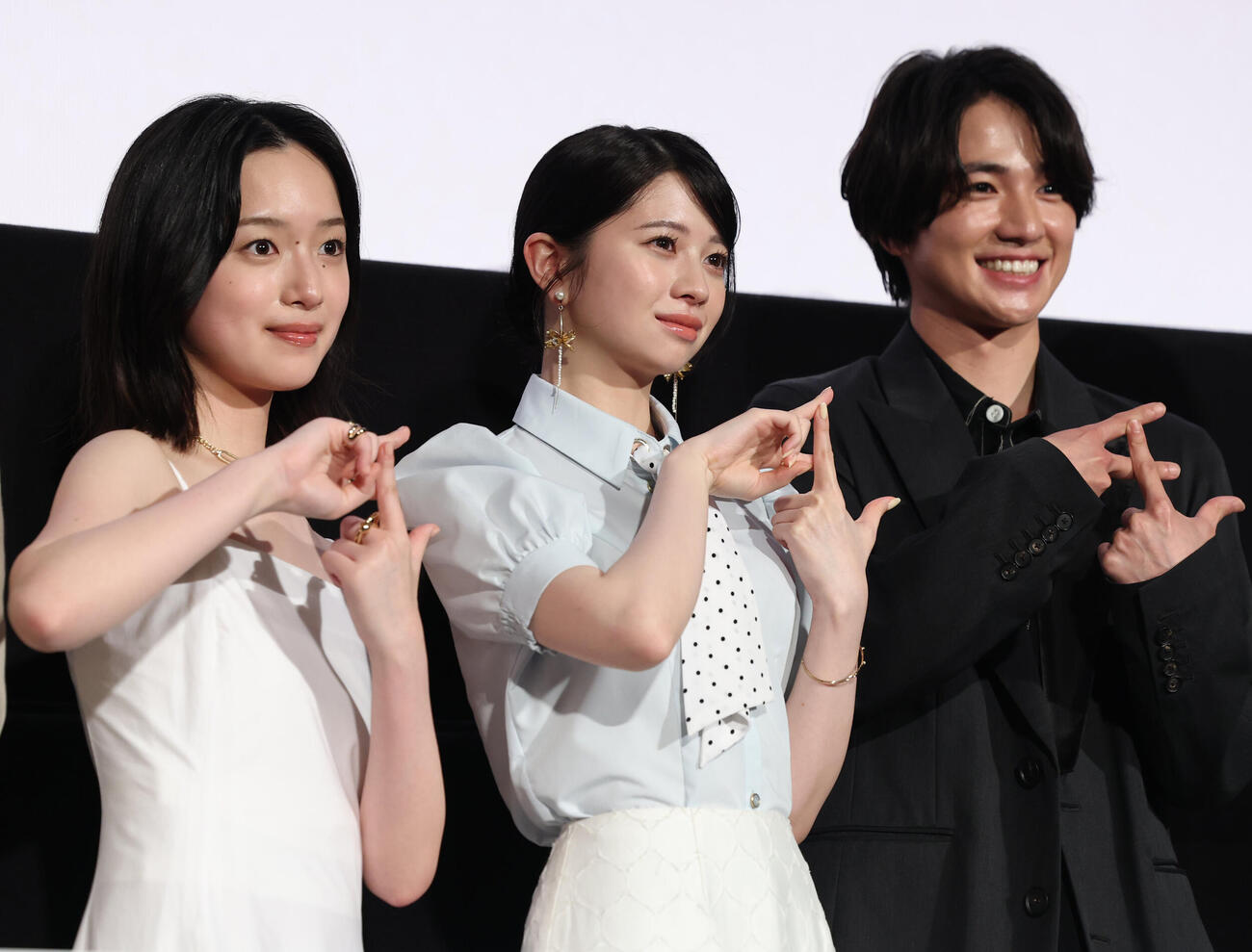 映画「モブ子の恋」公開直前イベントでモブ子ポーズを披露する、左から早瀬憩、桜田ひより、木戸大聖（撮影・野上伸悟）