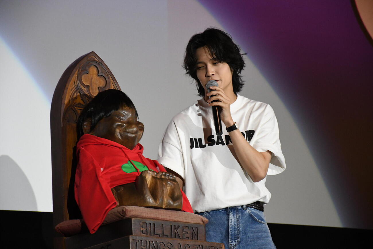 映画「おそ松さん　人類クズ化計画！！！！！？」世界最速プレミア試写会in OSAKAでビリケンさんに甘い言葉をささやくAぇ！group佐野晶哉（撮影・阪口孝志）