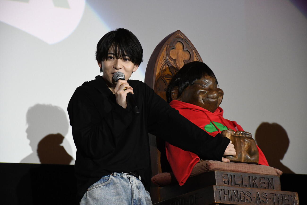 映画「おそ松さん　人類クズ化計画！！！！！？」世界最速プレミア試写会in OSAKAでビリケンさんに甘い言葉をささやく西村拓哉（撮影・阪口孝志）