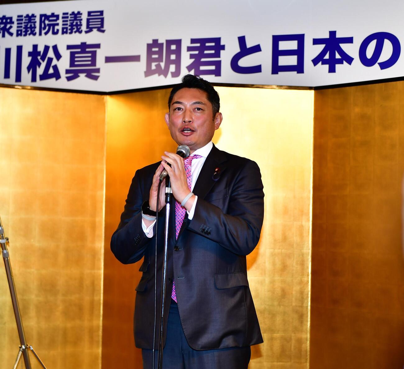 マテリアルグループの青崎曹社長を招いたセミナーを行った衆議院議員の川松真一朗氏
