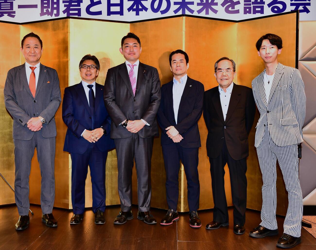 マテリアルグループ青崎曹社長を招いたセミナーを行った川松真一朗衆議院議員（左から3人目）ら
