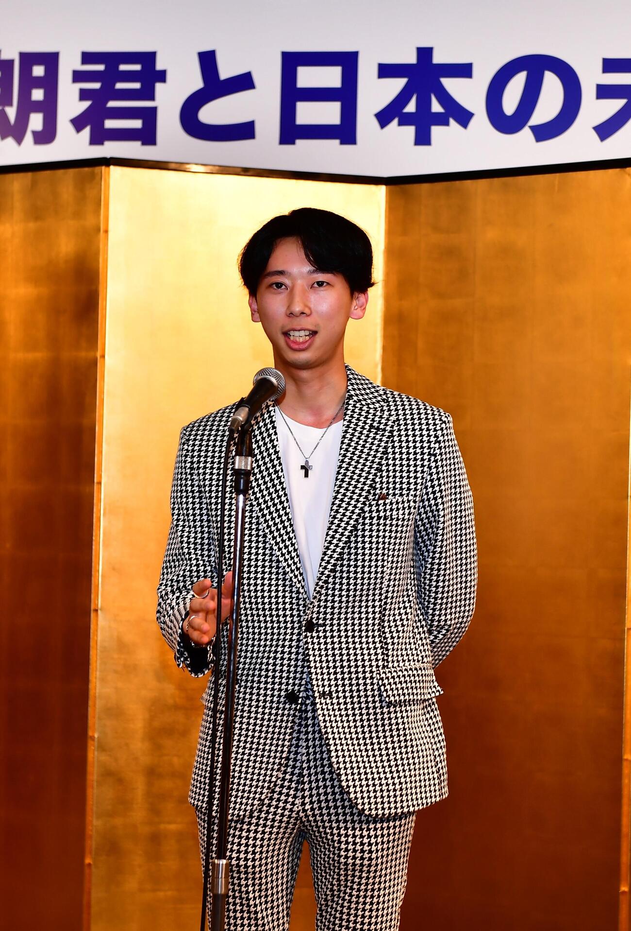 川松真一朗衆議院議員のセミナーであいさつする発起人のDATAREIN吉川涼也社長

