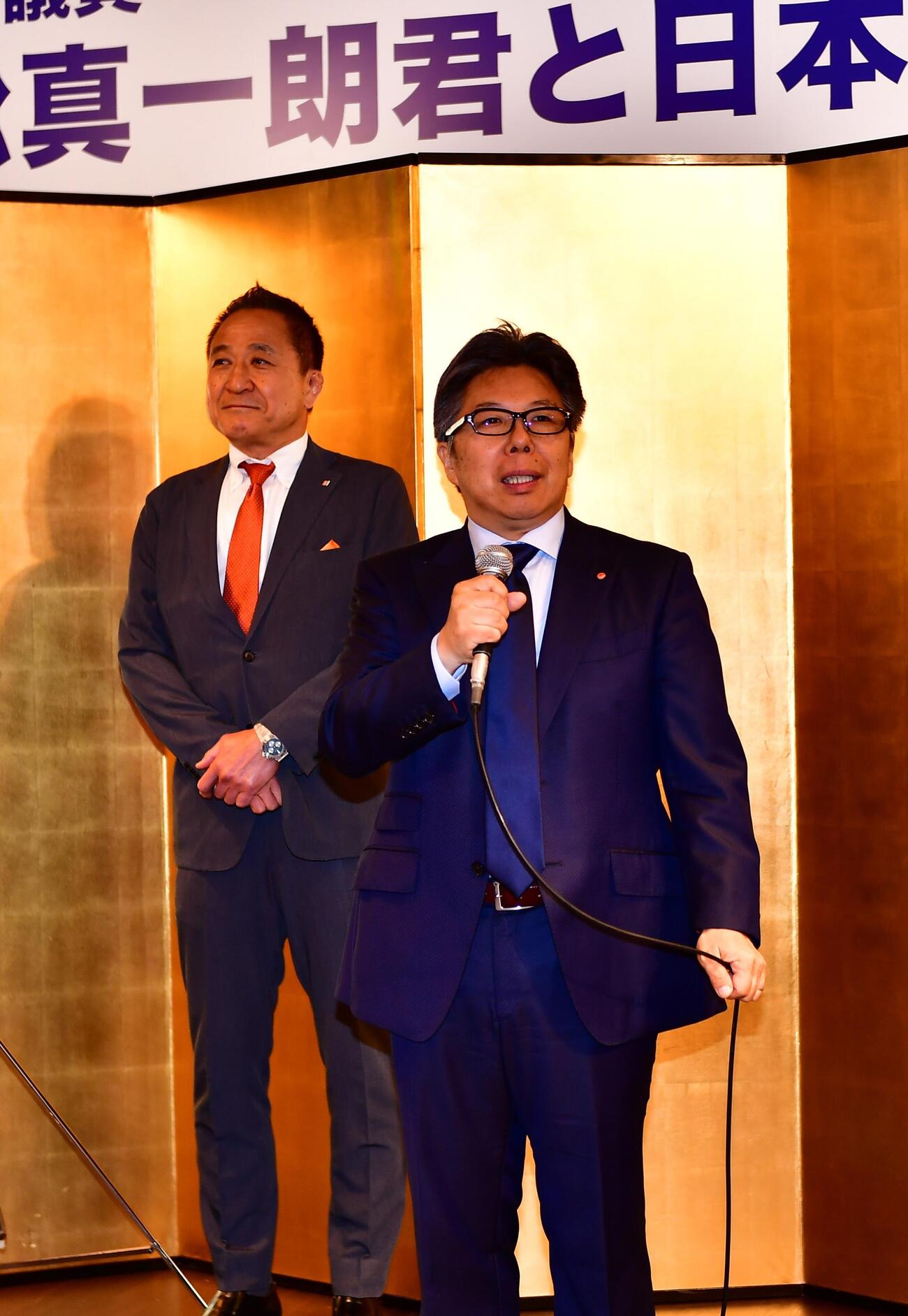 川松真一朗衆議院議員のセミナーであいさつするココロカ株式会社の渕脇正勝社長（右）。左はティップネスの清水明浩社長
