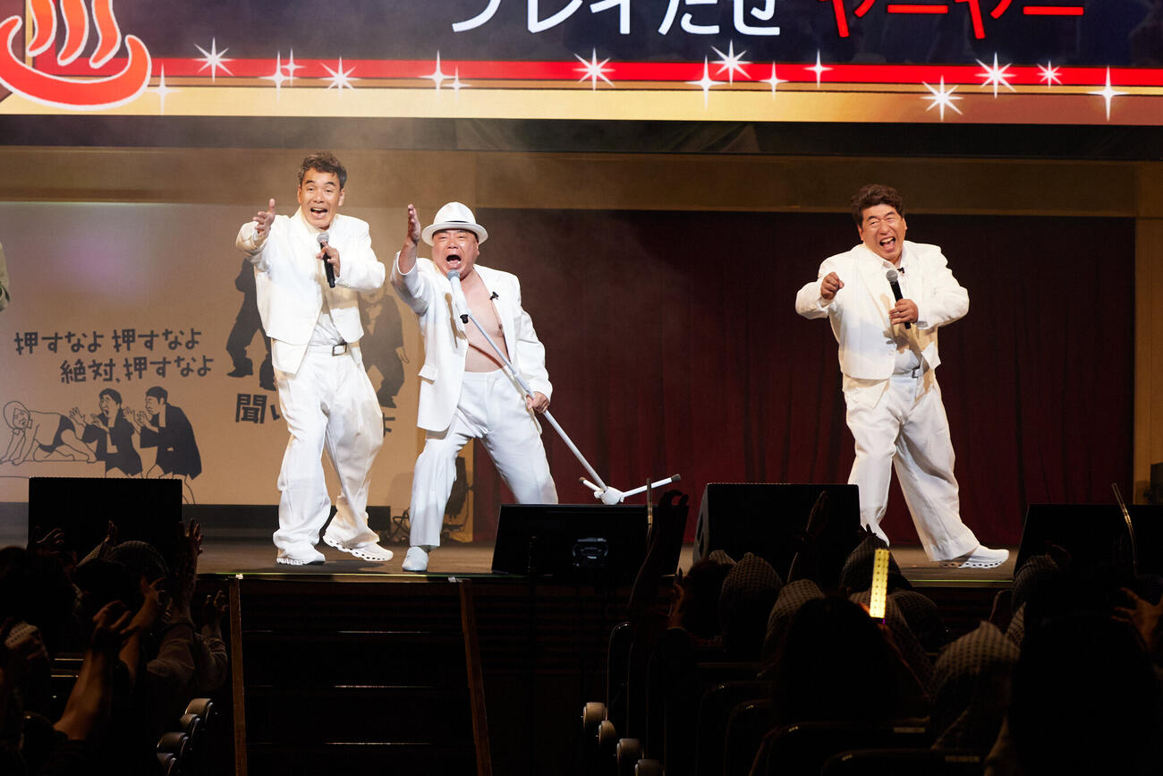 40周年感謝祭を行ったダチョウ倶楽部の肥後克広（左）と寺門ジモン（右）。開会宣言を担当した出川哲朗（中央）