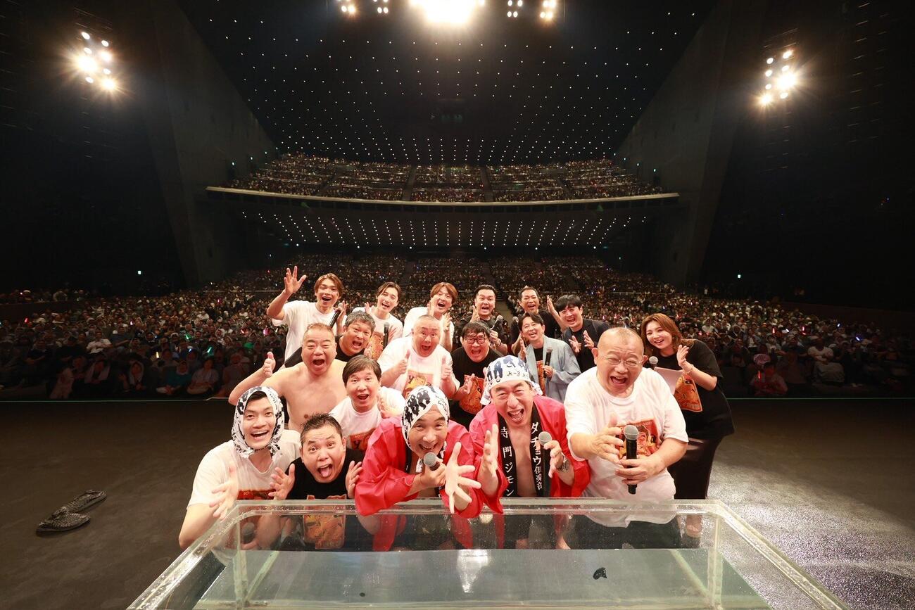 40周年記念感祭を行ったダチョウ倶楽部とゲスト主演者たち