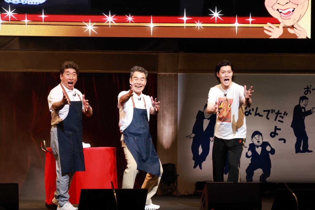 ダチョウ倶楽部40周年記念感謝祭で粗品（右）とのコラボネタを披露するダチョウ倶楽部寺門ジモン（左）と肥後克広（中央）