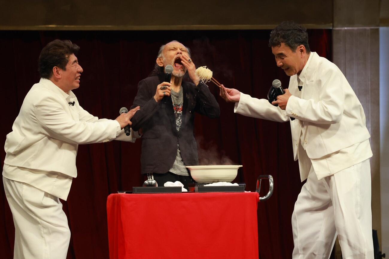 ダチョウ倶楽部40周年記念感謝祭でおでん芸を披露する、左から寺門ジモン、片岡鶴太郎、肥後克広