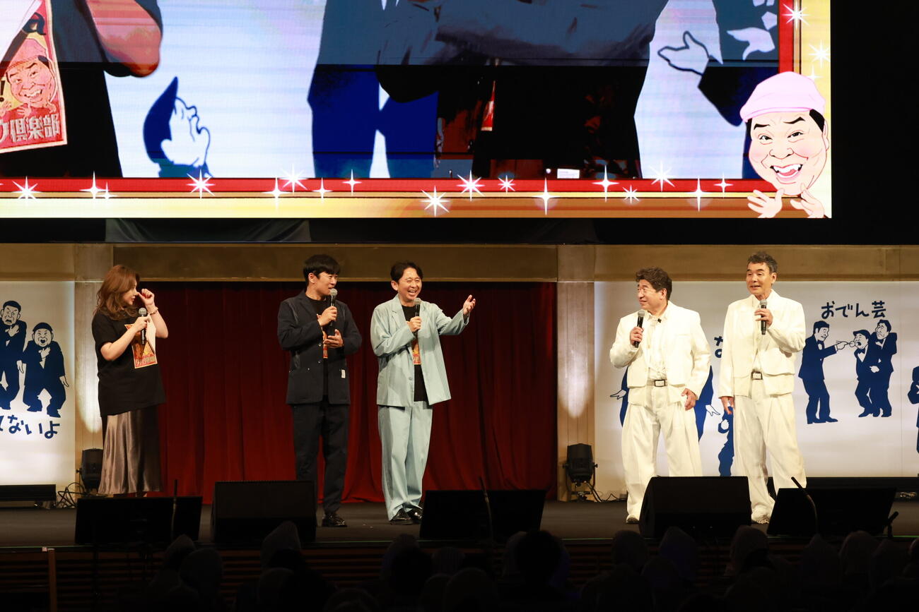 40周年記念感謝祭を行ったダチョウ倶楽部とMC陣。左から野呂佳代、劇団ひとり、有吉弘行、寺門ジモン、肥後克広