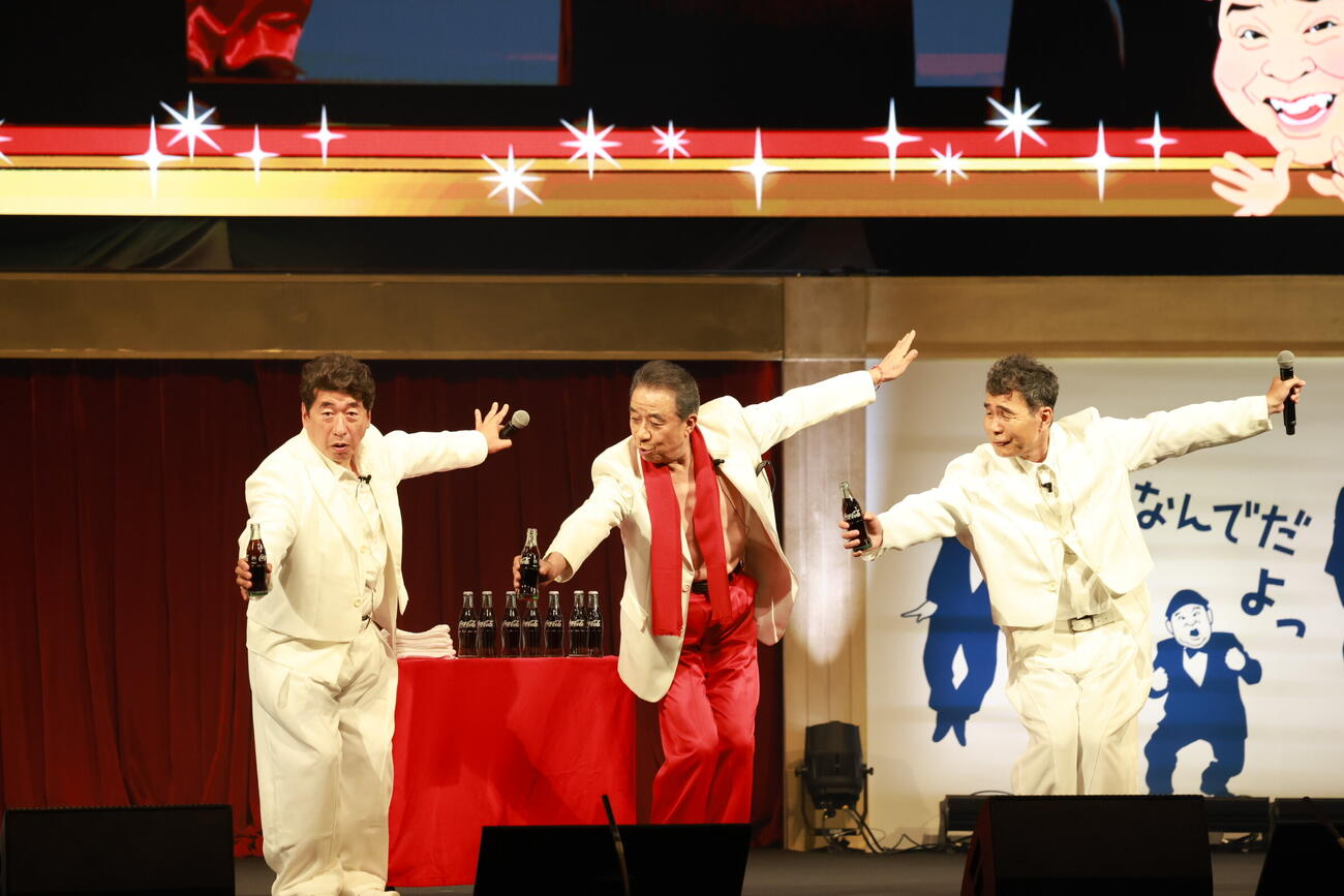 ダチョウ倶楽部40周年記念感謝祭に駆けつけた渡辺正行（中央）とダチョウ倶楽部寺門ジモン（左）と肥後克広（右）