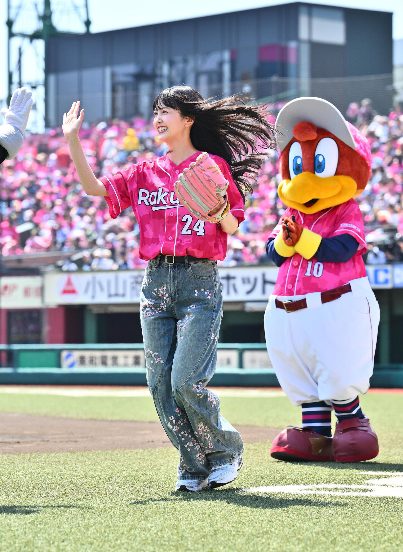 楽天対ソフトバンク　セレモニアルピッチを終え引き揚げる久保史緒里（撮影・滝沢徹郎）