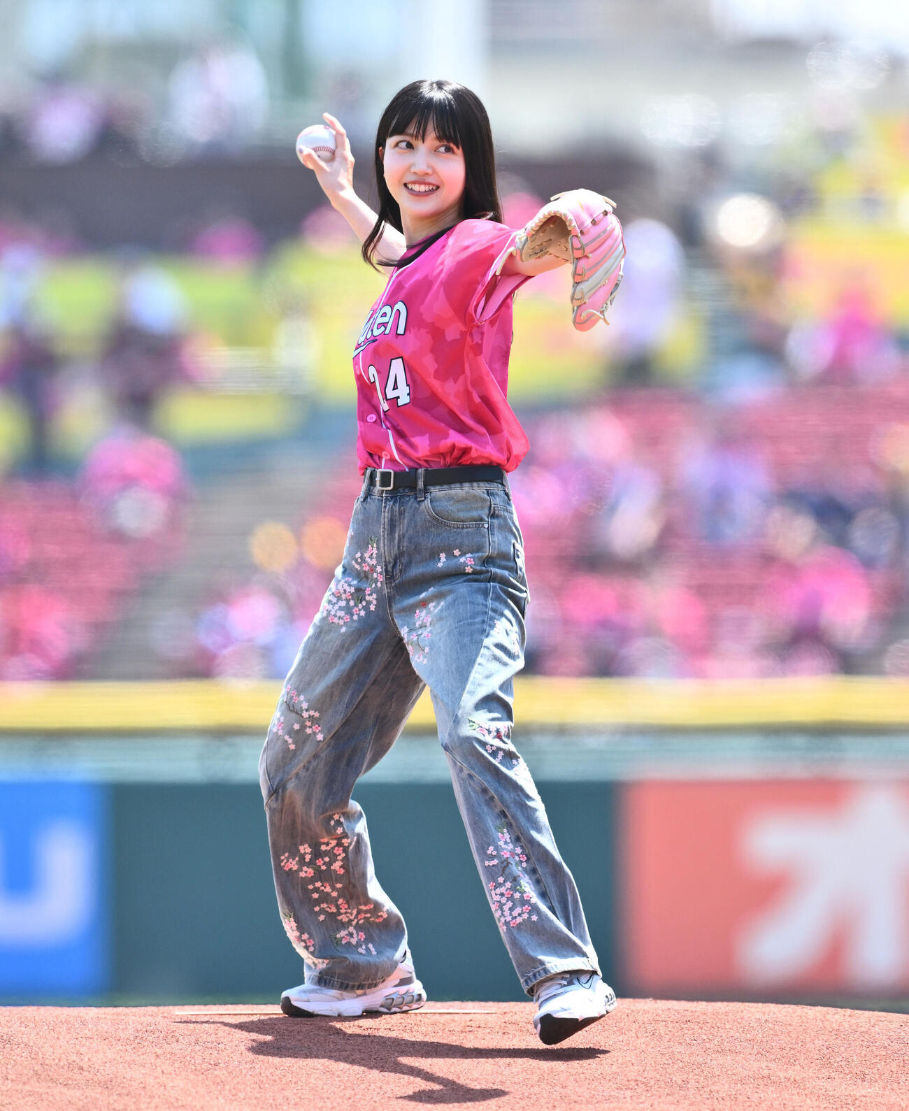楽天対ソフトバンク　セレモニアルピッチに臨む久保史緒里（撮影・滝沢徹郎）