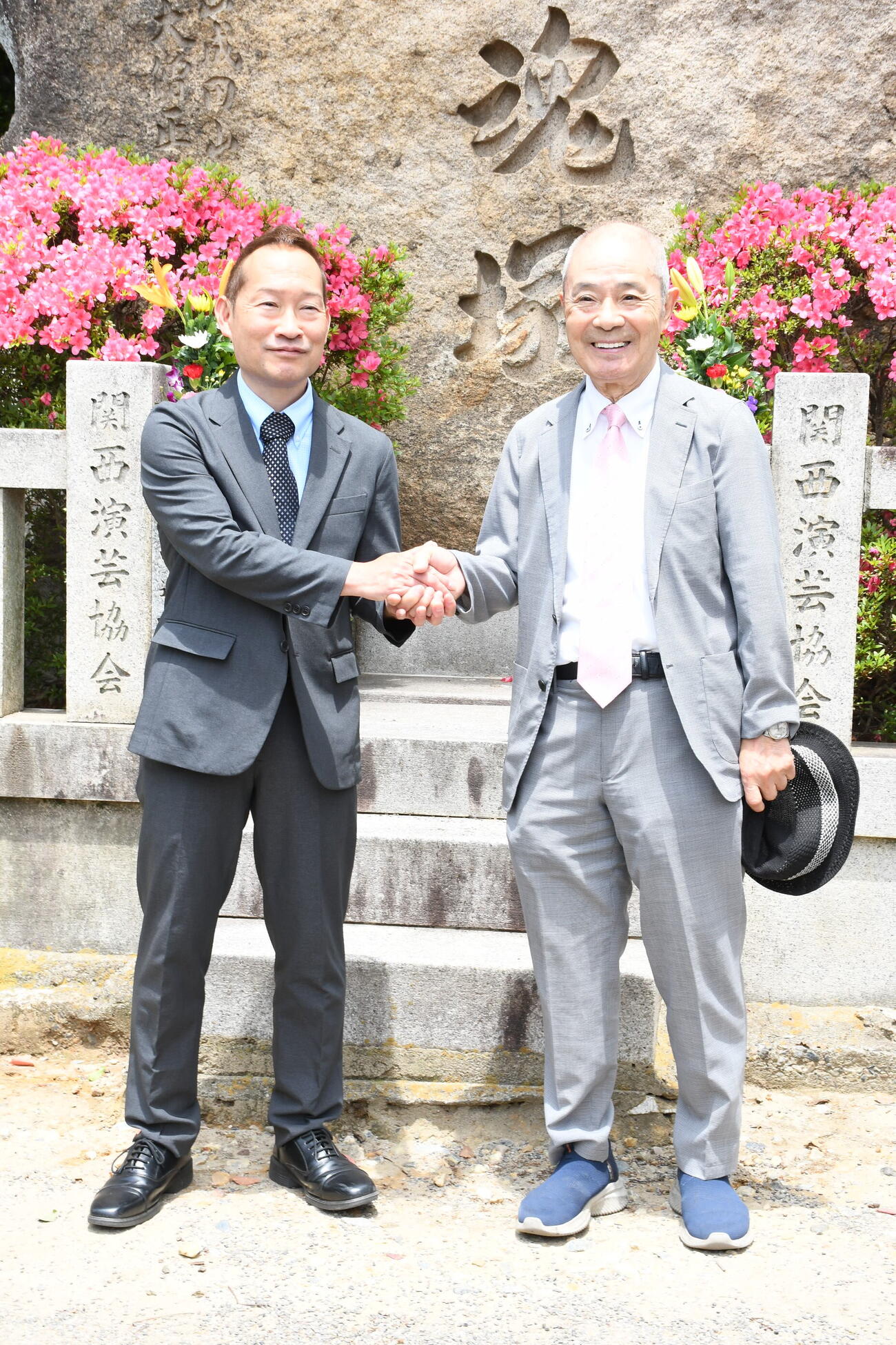 関西演芸協会第11代目会長に就任したシンデレラエキスプレス渡辺裕薫（左）と、前会長で名誉会長となった桂福團治（撮影・阪口孝志）