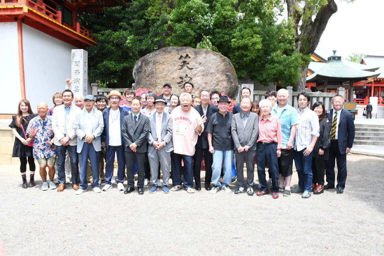 大阪・寝屋川市成田山不動尊の笑魂塚の前に並んだ、関西演芸協会第11代目会長に就任したシンデレラエキスプレス渡辺裕薫（前列左から4人目）と協会員（撮影・阪口孝志）