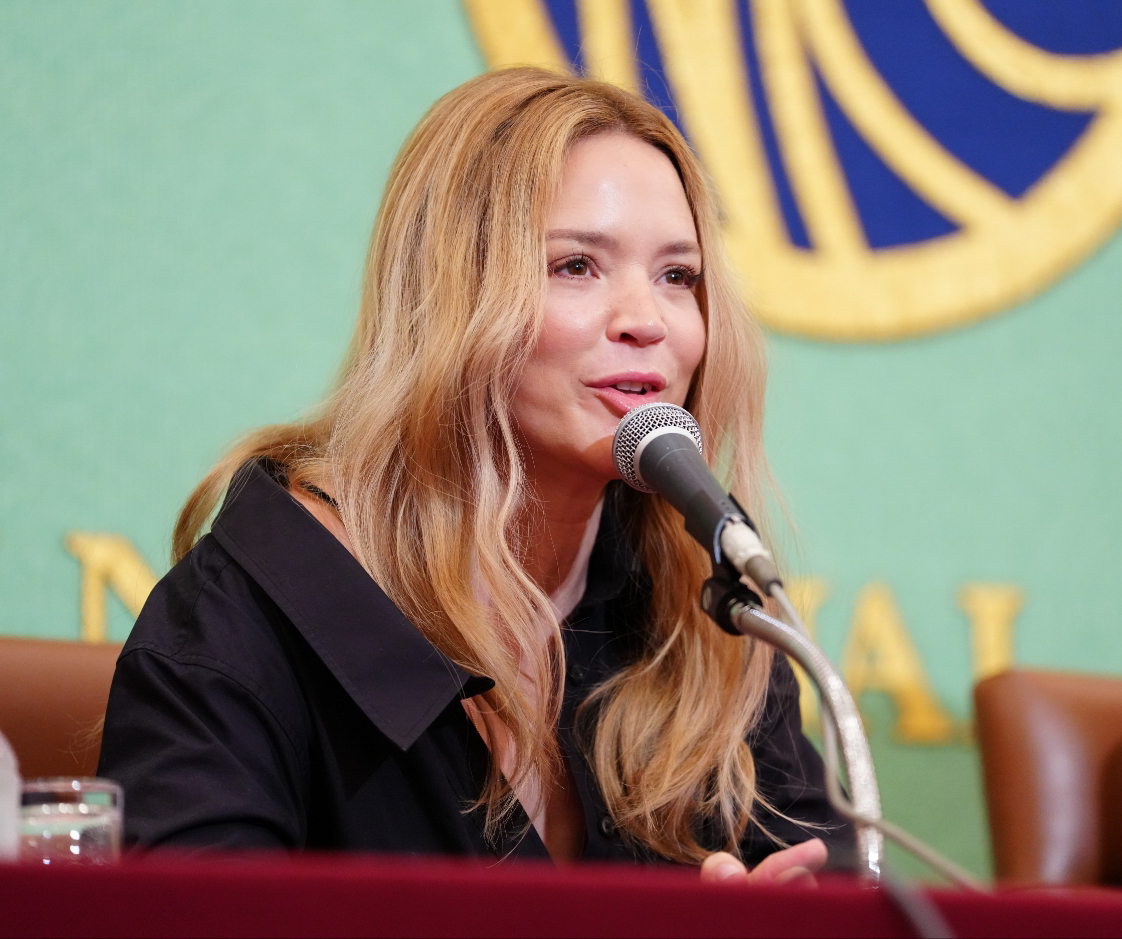 映画「急に具合が悪くなる」カンヌ国際映画祭女優賞受賞会見に臨むヴィルジニー・エフィラ（撮影・鈴木みどり）
