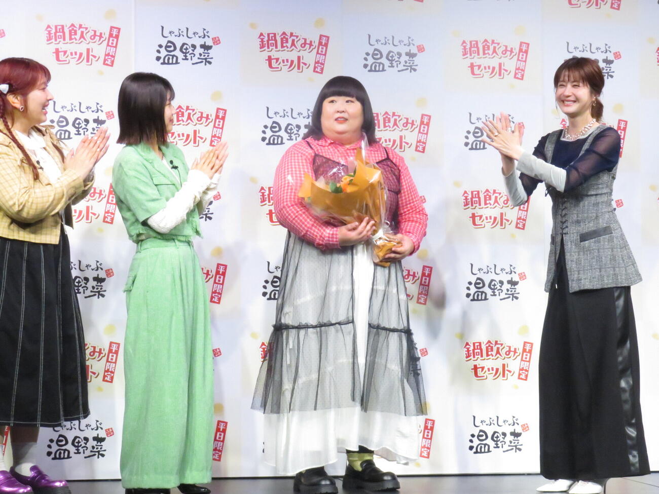 「しゃぶしゃぶ温野菜」の新商品発表会に出席した松本若菜（右端）は、誕生日が近づいた「3時のヒロイン」かなで（右から2人目）に花束を渡し、左から「3時のヒロイン」ゆめっち、福田麻貴とともに拍手を送った