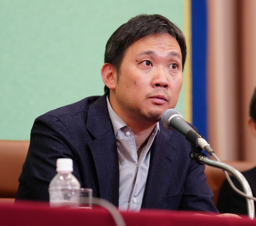 映画「急に具合が悪くなる」カンヌ国際映画祭女優賞受賞会見に臨む濱口竜介監督（撮影・鈴木みどり）