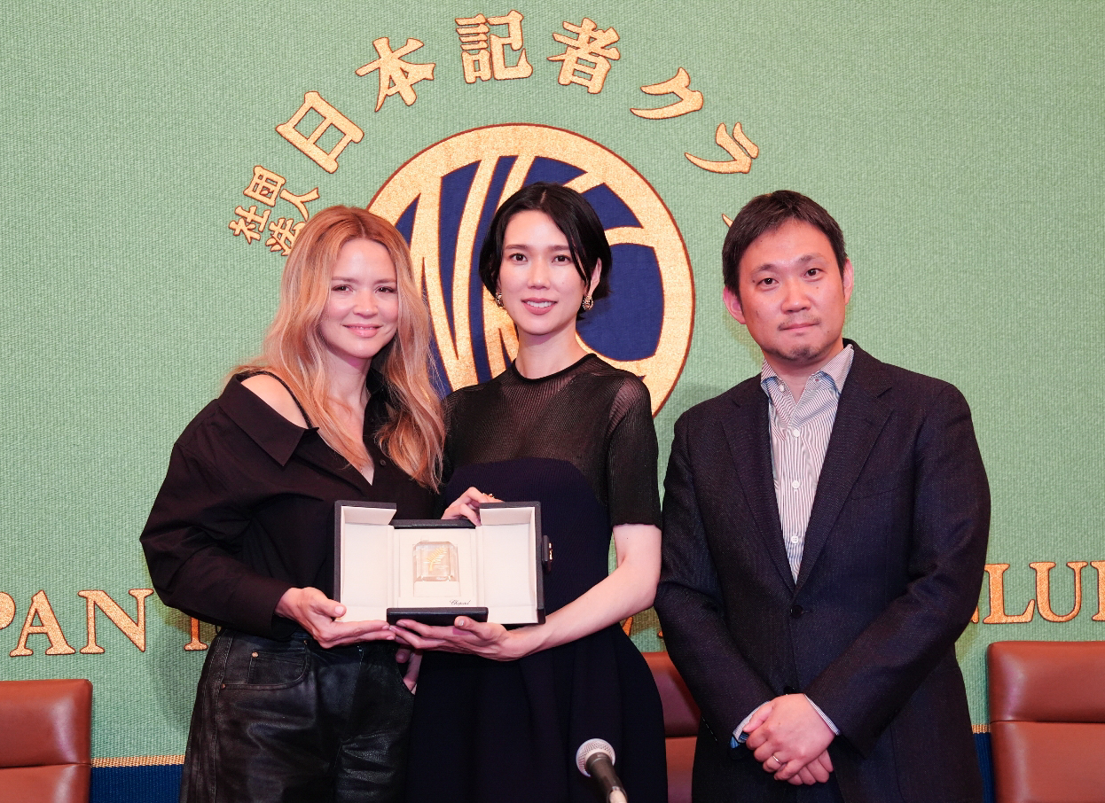 映画「急に具合が悪くなる」カンヌ国際映画祭女優賞受賞会見でトロフィーを手に写真に納まる、左からヴィルジニー・エフィラ、岡本多緒、濱口竜介監督（撮影・鈴木みどり）