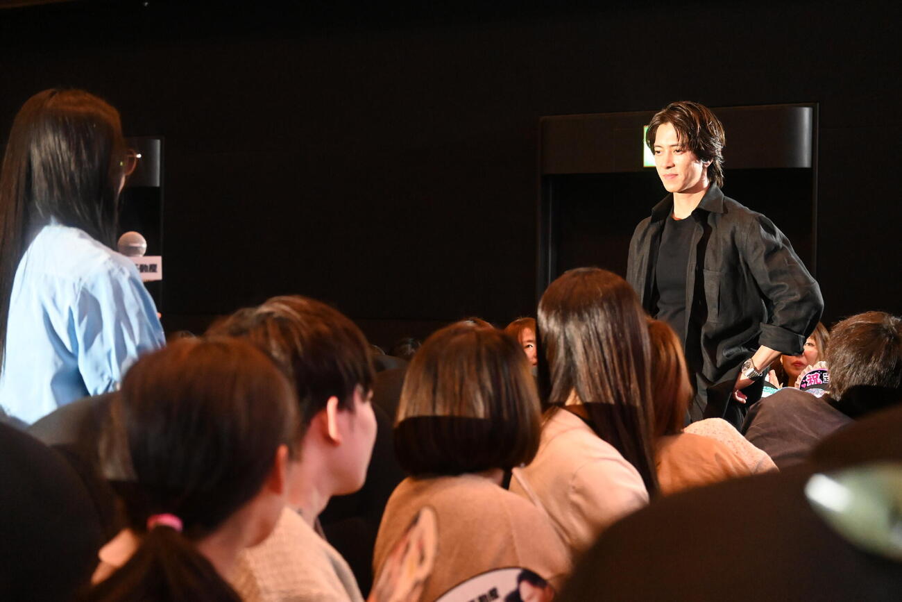 客席に降り、自らマイクを渡し、質問を受け付ける山下智久（撮影・松浦隆司）
