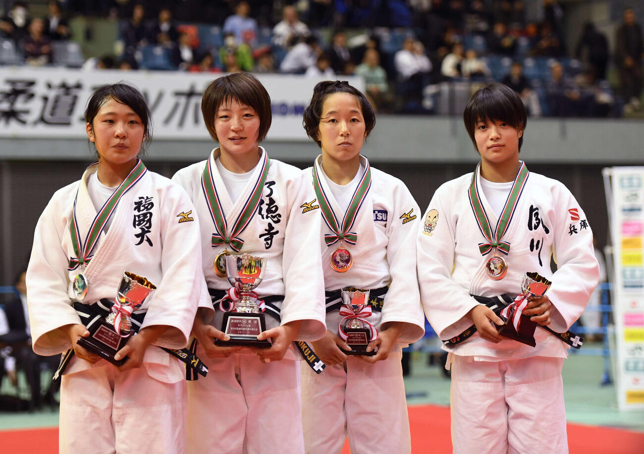 16年11月、柔道講道館杯全日本体重別　最終日　女子52キロ級・決勝　角田夏実対立川莉奈　女子52キロ級表彰式で左から、2位立川莉奈、優勝の角田夏実、3位橋本優貴、3位阿部詩