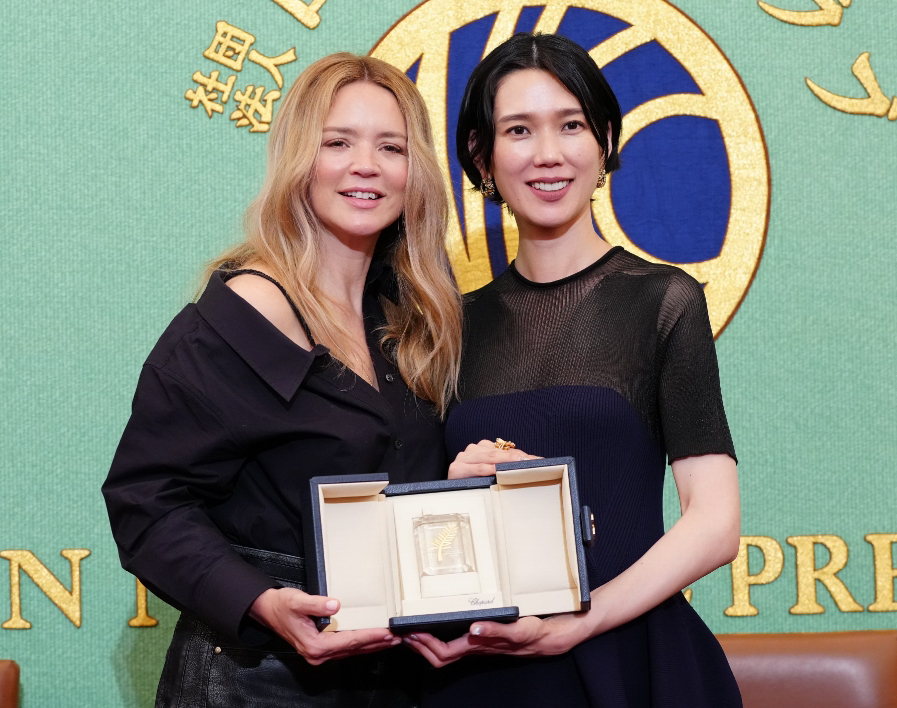 映画「急に具合が悪くなる」カンヌ国際映画祭女優賞受賞会見でトロフィーを手に写真に納まるヴィルジニー・エフィラ（左）と岡本多緒（撮影・鈴木みどり）