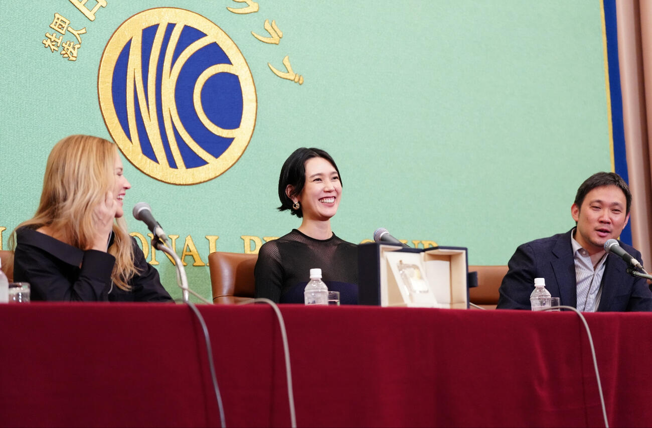 映画「急に具合が悪くなる」カンヌ国際映画祭女優賞受賞会見に臨む、左からヴィルジニー・エフィラ、岡本多緒、濱口竜介監督（撮影・鈴木みどり）