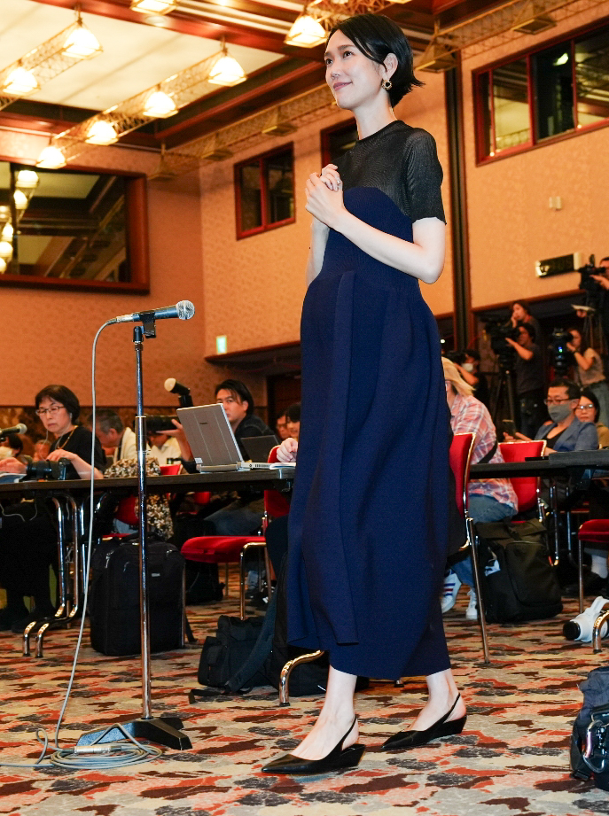 映画「急に具合が悪くなる」カンヌ国際映画祭女優賞受賞会見に臨む岡本多緒（撮影・鈴木みどり）