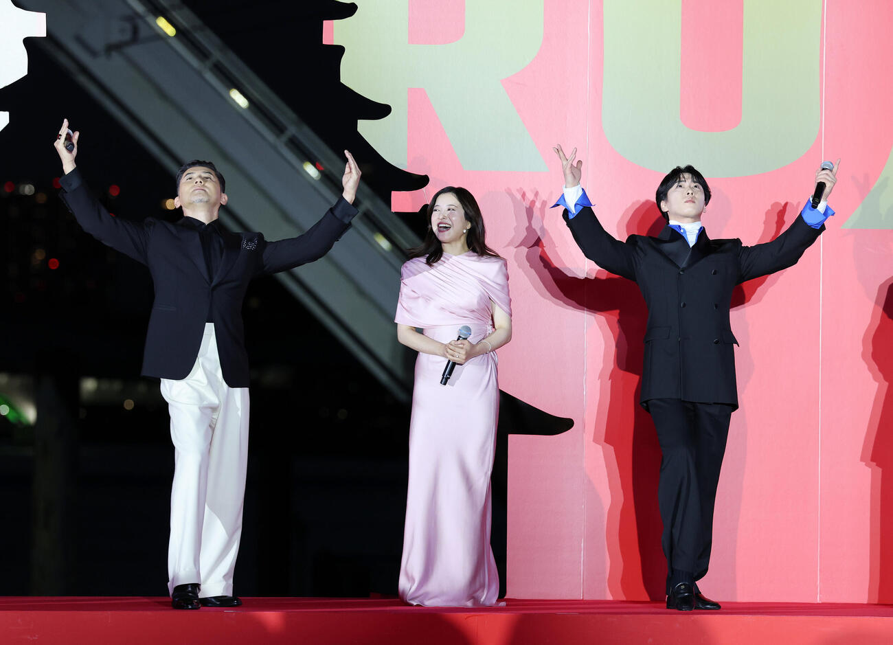 吉高由里子を挟んでターンしポーズを決める本木雅弘（左）と宮舘涼太（撮影・鈴木正人）