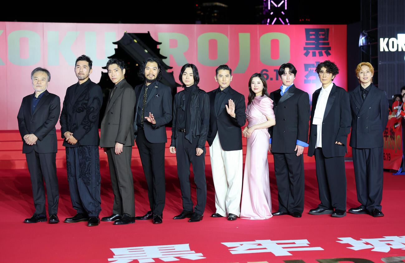 左から黒沢清監督、吉原光夫、柄本佑、青木嵩高、菅田将暉、本木雅弘、吉高由里子、宮舘涼太、ユースケ・サンタマリア、坂東龍汰
