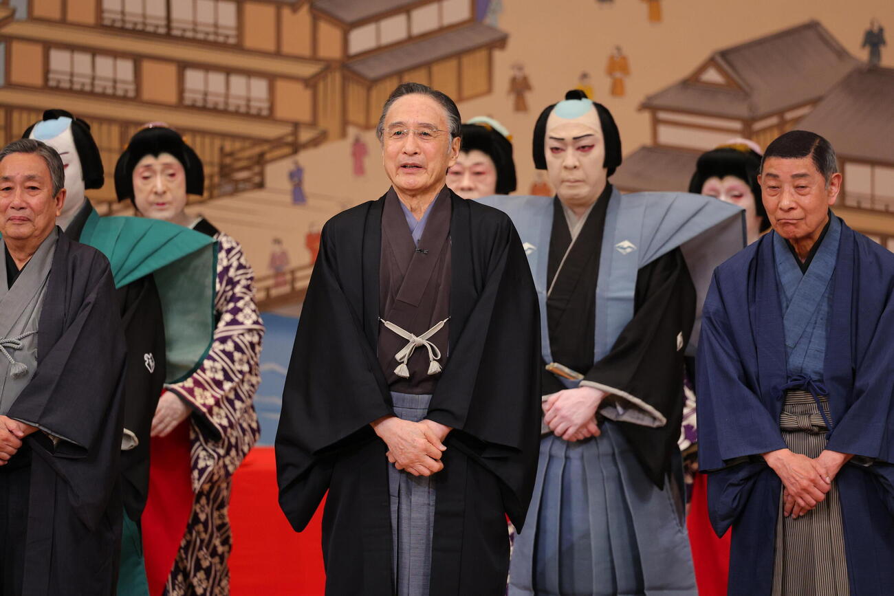 千秋楽を迎えた公演であいさつする片岡仁左衛門（中央）（代表撮影）
