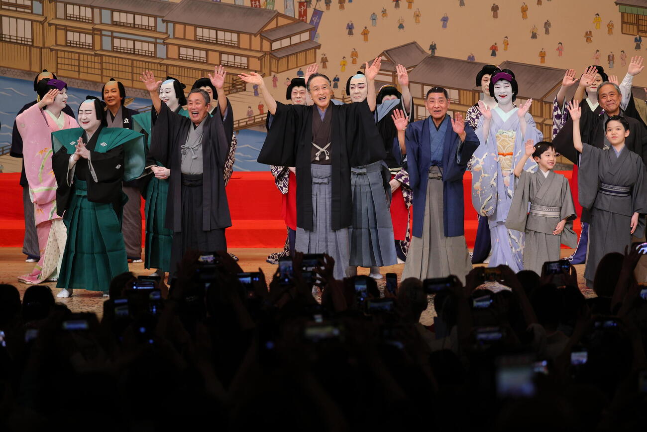 千秋楽を迎えた公演の最後に手を振る片岡仁左衛門（中央）（代表撮影）