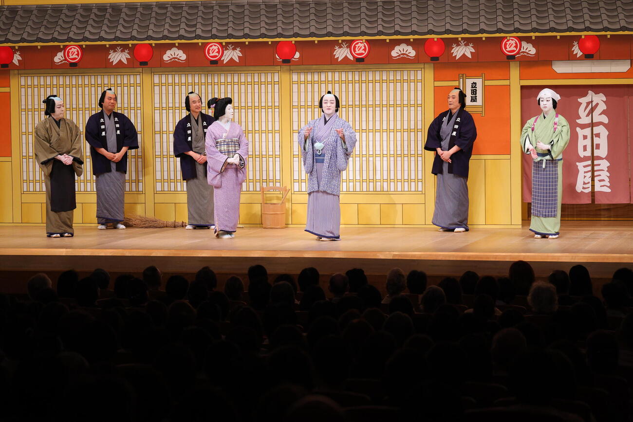 大阪松竹座で千秋楽を迎えた公演の舞台に立つ歌舞伎俳優たち（代表撮影）
