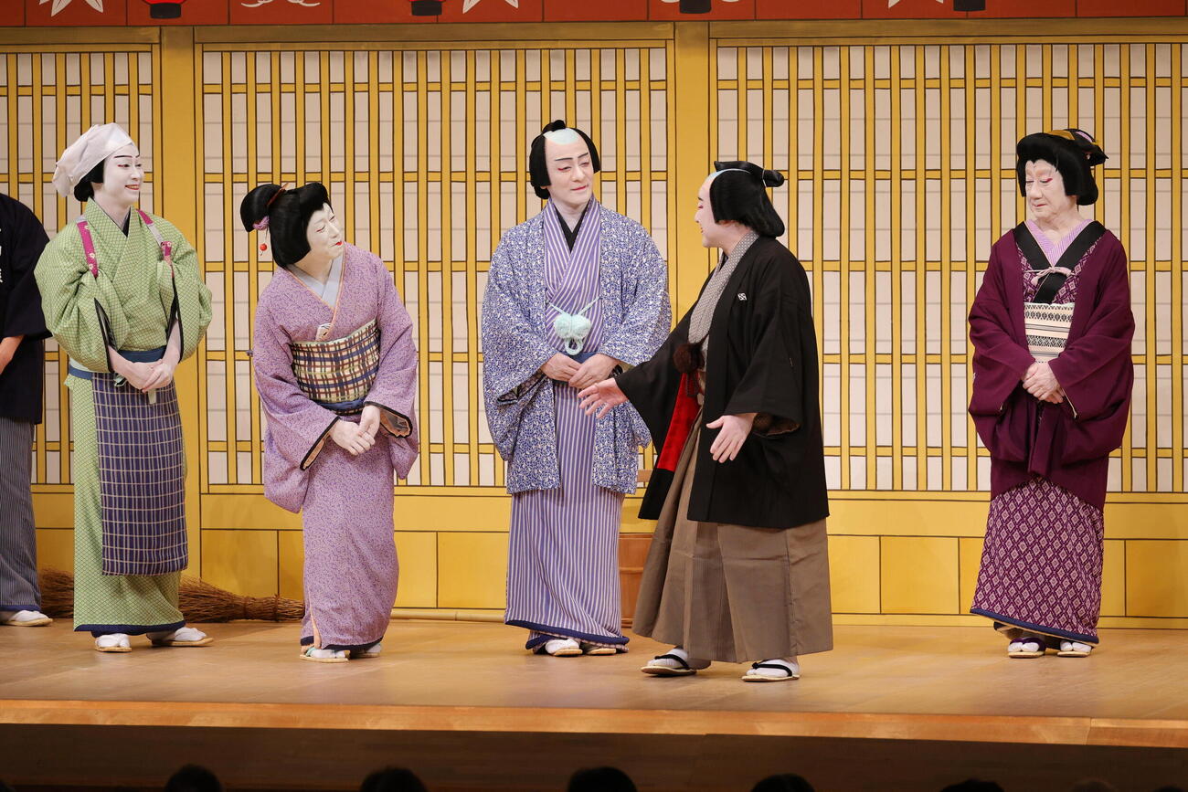 大阪松竹座で千秋楽を迎えた公演の舞台に立つ歌舞伎俳優たち（代表撮影）
