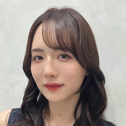 「会社員のお姉さん」インフルエンサー「実は…」デニムミニワンピ姿“可愛い自分”公開
