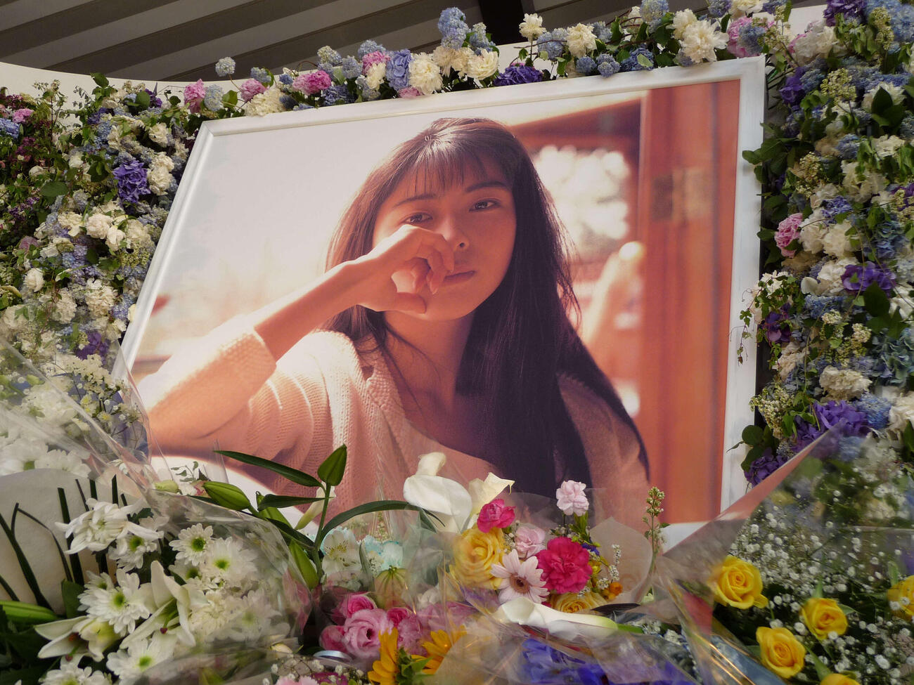 ZARD坂井泉水さんの一周忌、献花代に多くのファンが花を供えた（2008年撮影）