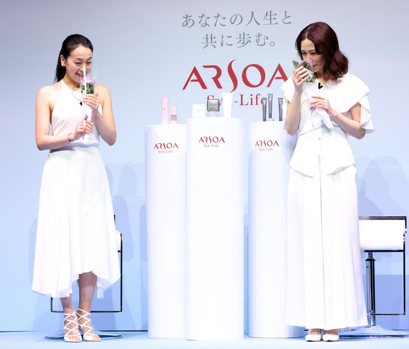 アルソアのリニューアル＆新製品発表会見でブルーローズの香りをかぐ浅田真央さん（左）と木村佳乃（撮影・浅見桂子）