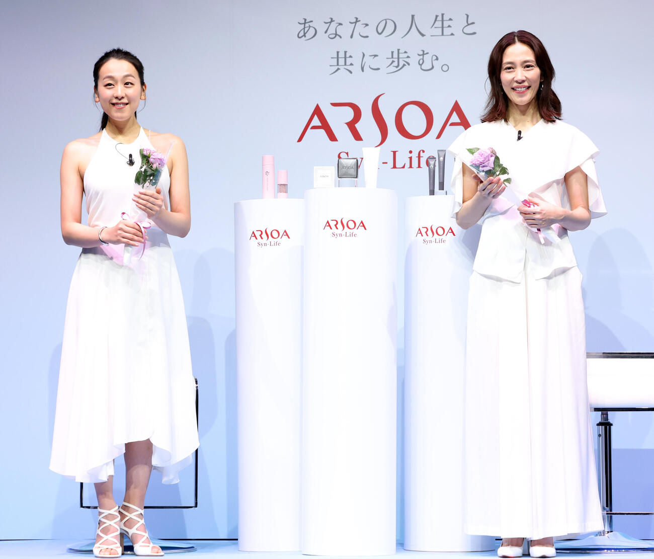 アルソアのリニューアル＆新製品発表会見でブルーローズを手に笑顔の浅田真央さん（左）と木村佳乃（撮影・浅見桂子）