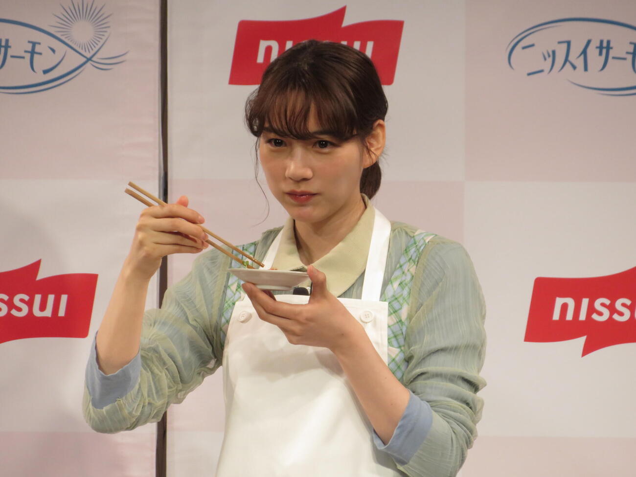 「ニッスイ『国産養殖サーモンに関する事業説明会兼試食会』」に登壇し、サーモンを食べるのん