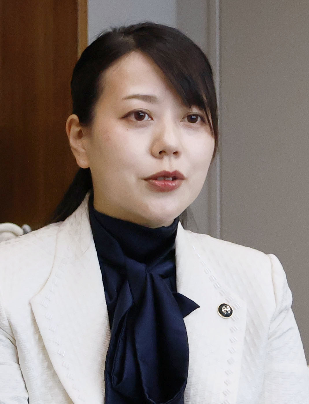 21日、自身の産休について報道各社の取材に応じる京都府八幡市の川田翔子市長（共同）